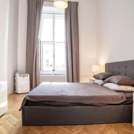 Charming Flat Close To Danube And 4-seasons דירה *